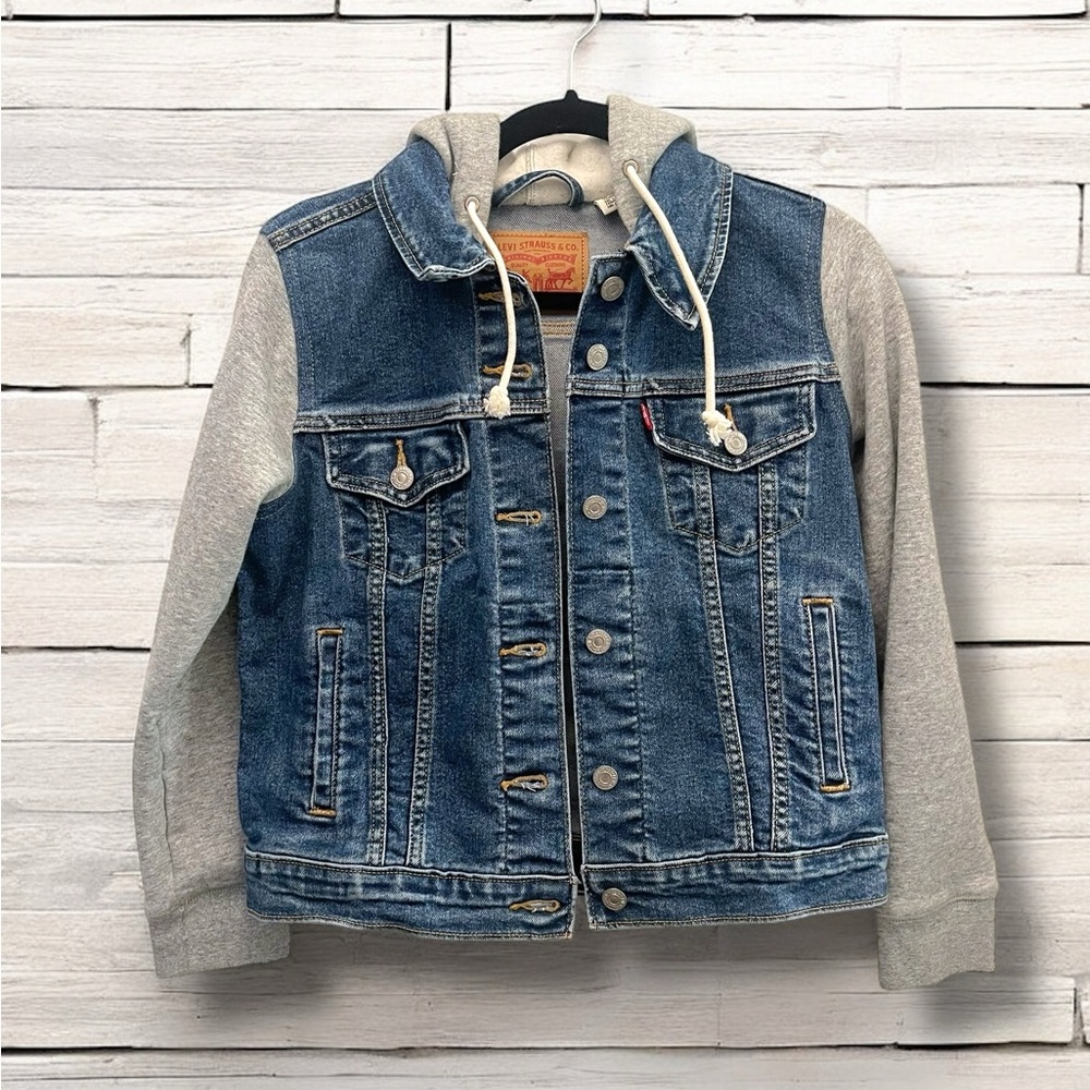 NWOT! Levi’s Denim Hooded Trucker Jacket -size M
